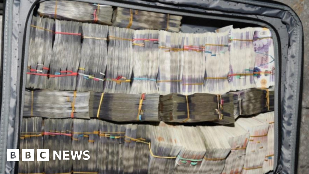 Heathrow Airport: £400,000 found in suitcase