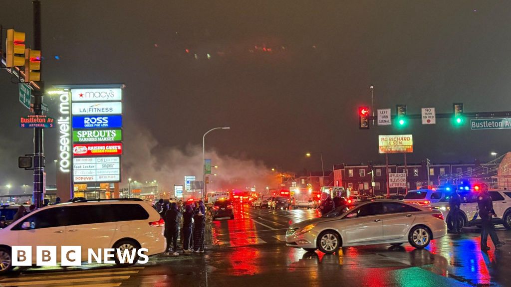 Small aircraft crashes in neighbourhood