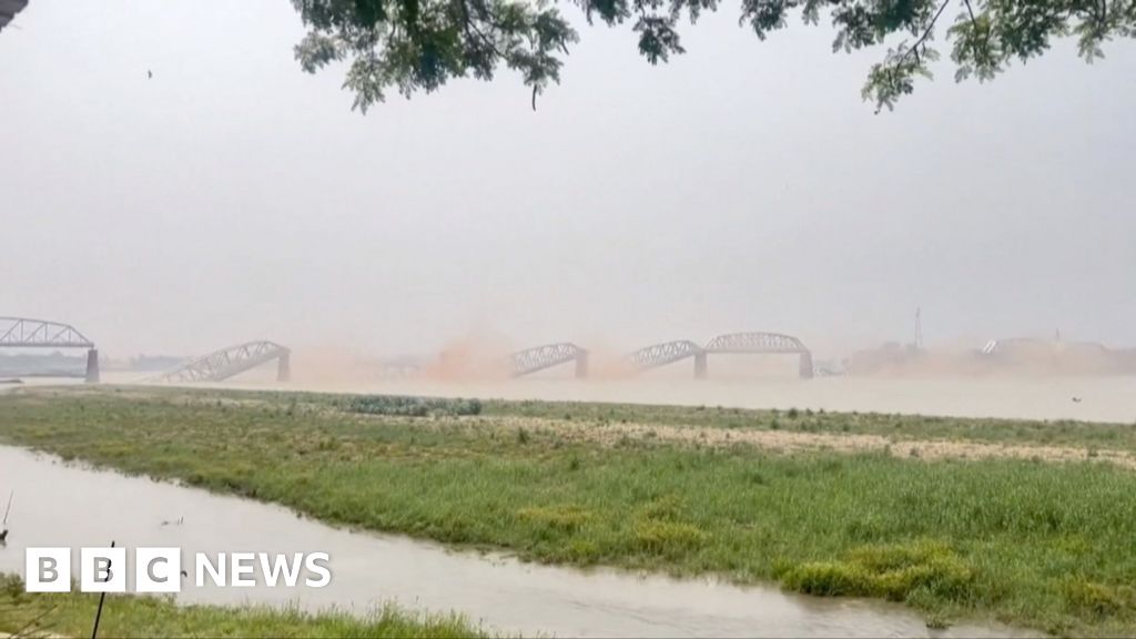 1Bridge collapses into river in Mandalay, Myanmar